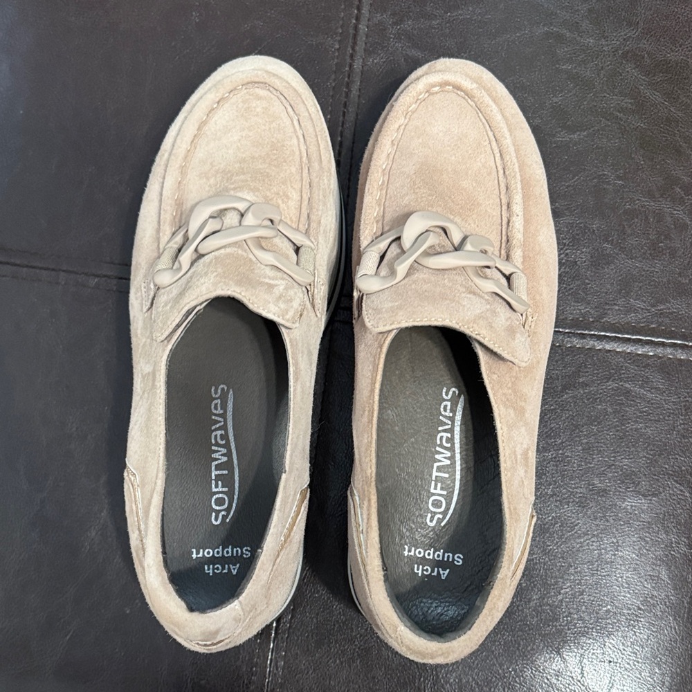 Soft Waves Arch Support Beige Suede Platform Loafers with Chain Accent EU 38